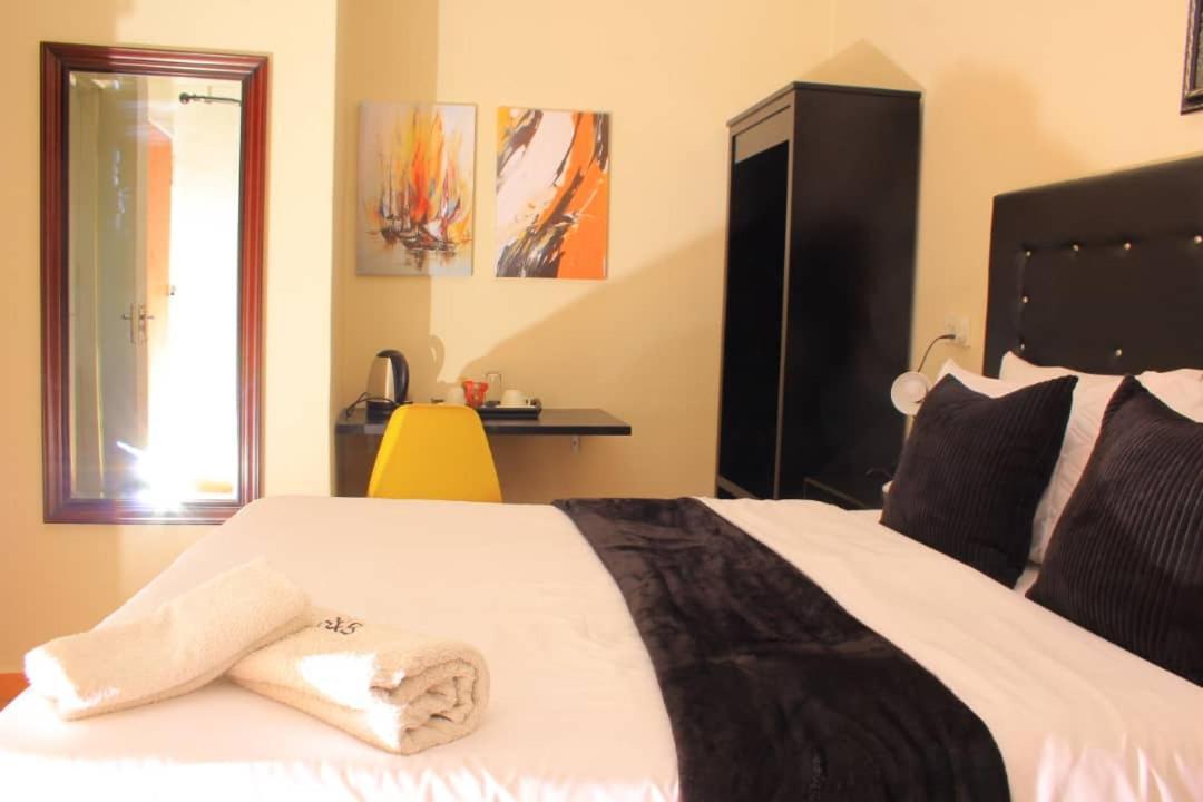 Kunzi B&B Gaborone Room photo