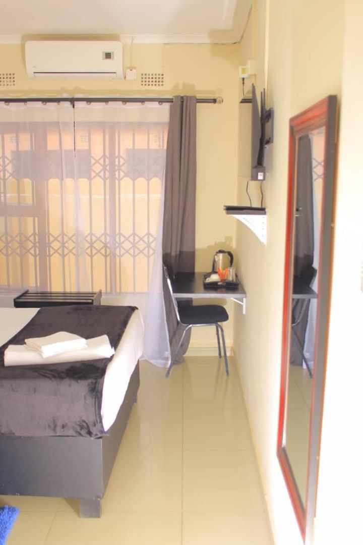 Kunzi B&B Gaborone Room photo